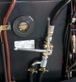 coolant reservoir, air filter, control valve and hydraulic tank. Protected cylinder hoses The bucket cylinder hoses are located inside the arm.