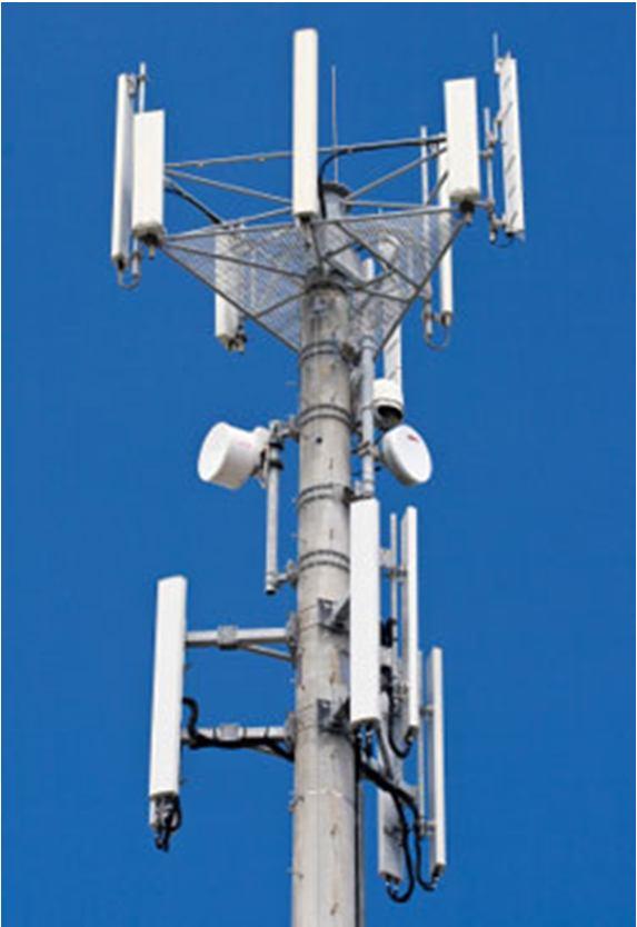 2.7 Bazna postaja Bazna postaja je sestavni del omrežja mobilni telefonije. Naloga bazne postaje je zagotoviti povezavo med mobilno napravo in omrežjem.