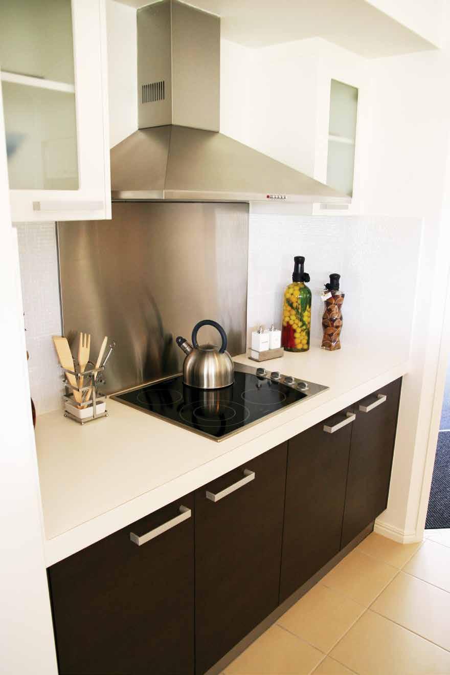 Under Cabinet Range Hoods DELUXE QUIET ADVANTAGE SERIES Quiet, energy efficient operation Contemporary shape fits all decors while the solid underside allows for easy cleaning.