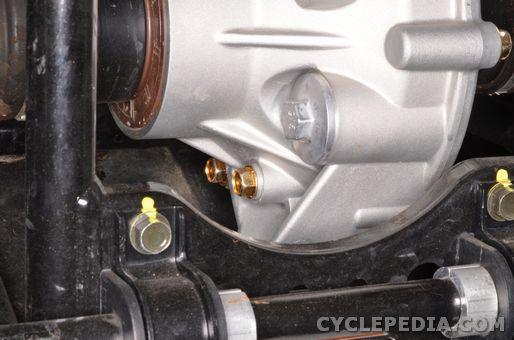Remove the check level bolt. Fill the gear oil until the oil level reaches the check bolt hole.