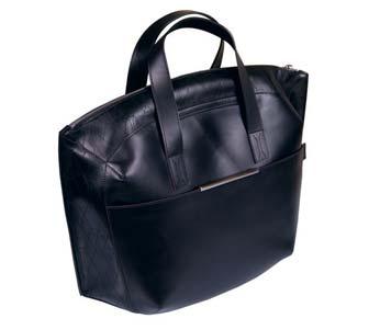 06 Large bag Modern and minimal, it features a large interior pocket and an exterior pocket to allow you to carry
