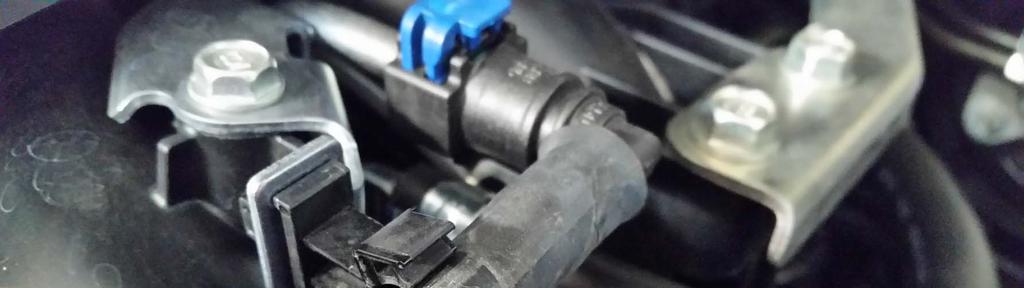Fuel line retaining clip: Using a