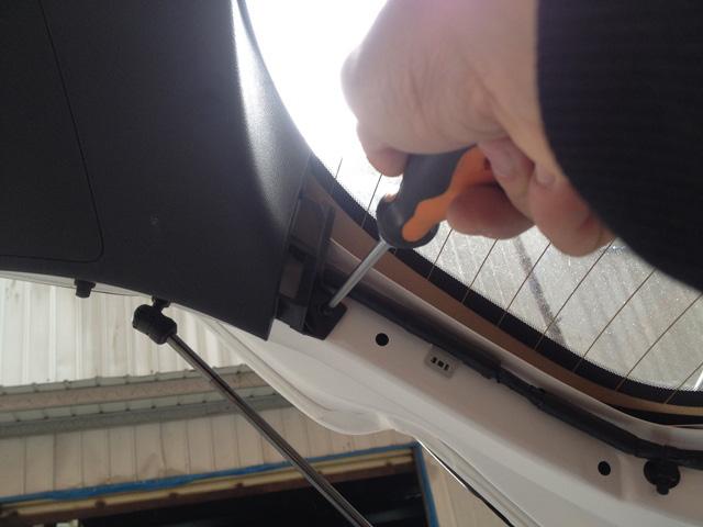 4. Remove the screws on the left and right sides of the interior lift gate trim panel. 5.
