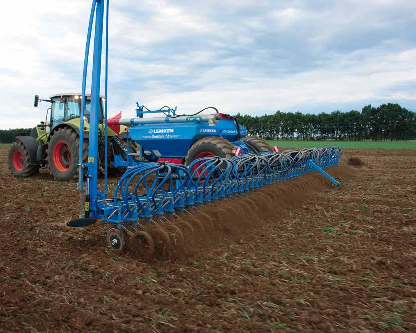The Solitair 12 is attached to the tractor s drawbar, hitch or piton fix.