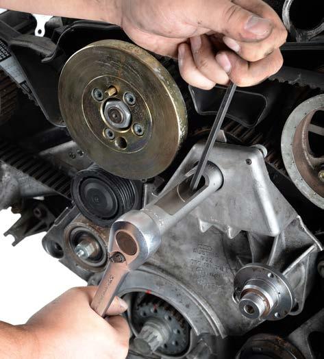 7. Remove vibration damper from fuel injection pump sprocket. Do not under any circumstances loosen central nut of fuel injection pump or fuel injection pump default position will otherwise be moved!