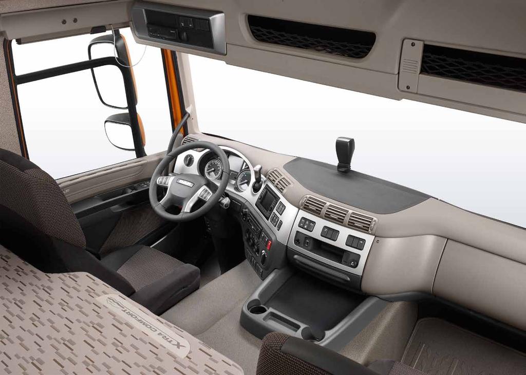 SPACIOUS The interior of the new CF offers maximum living and working space. That applies to the day cab, sleeper cab and the ultra-spacious Space Cab.
