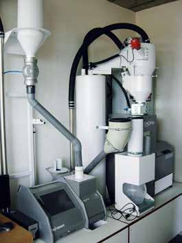 Automatic feeding of a rotary cleaner Automatic feeding of a container for the specimen sample Automatic feeding of a transfer hopper for