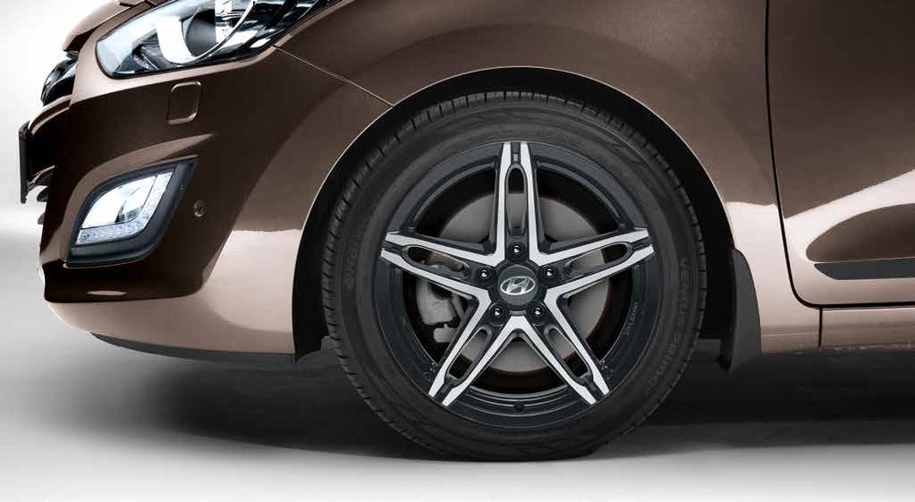 WHEELS WHEELS LET YOUR PERSONALITY SHINE Nothing makes a bigger difference than striking alloy wheels that have been specifically designed for the i30. Alloy wheel 17" Sohari bi-colour.