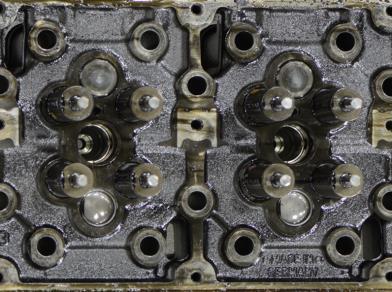 ROTELLA T4 15W40 Rotella T4 TP 15W-40 demonstrates excellent engine cleanliness in the field Field Test Engine Rotella T4 TP 15W-40 (10 = clean) Rocker Arm Cover Rocker Arms Valve Deck