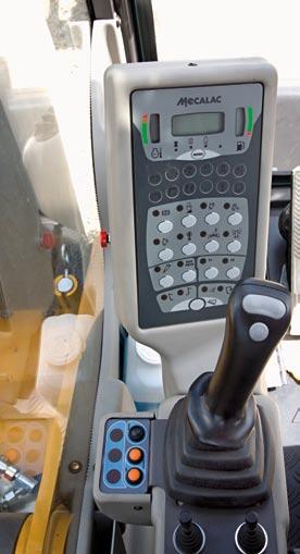 Simultaneous control of boom cylinders and tandem drive with a single joystick or control the equipment in 3 stages without using the pedal.