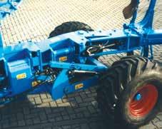 The frame joint between the front and the rear plough sections enables bending both in the working depth and in the direction of travel.