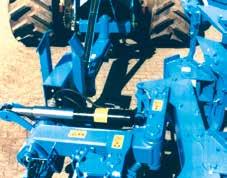 The adjustment system on the front turning mechanism enables onland ploughing with tractors up to a width of 3.80 m.