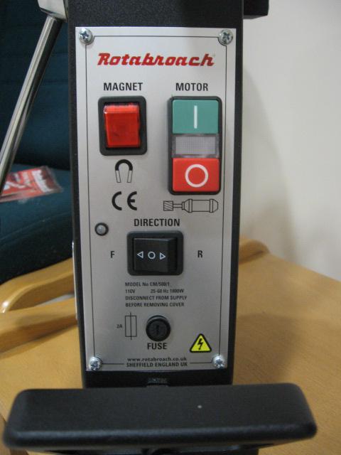 [4.1] THE CONTROL PANEL 5 3 1 2 1. The magnet indicator. This indicator shows if the magnet is working effectively. The indicator light turns green if there is sufficient magnetic force.