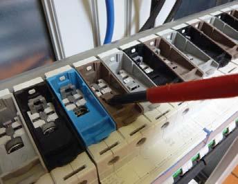 Connection to the terminals of a device (up to 80 A) For 1P + N circuit breakers with screw terminals, the device's terminals must