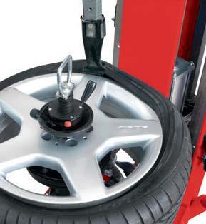 Levering on the rim, the tool pulls up the bead, minimizing tire stress EASY ROLLER