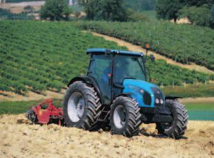 POWERFARM THE ESSENCE OF MODERNITY The Powerfarm Cab and Platform tractor range features a clean and modern design.