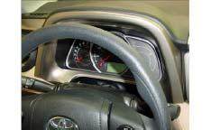 (1) Apply protective tape to the top portion of the steering wheel cover.