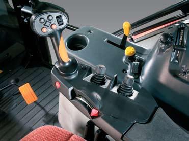 On the E-Plus version, all auxiliary valves are electrohydraulically controlled; one is operated via the pushbuttons integrated into the joystick (1), while the other four are controlled by the