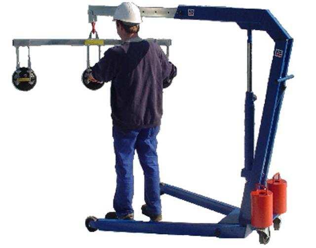 GLASSBOY 500 500kg floor hoist. When you need to handle those heavy sheets. With a hand pump is a compact and versatile floor hoist.