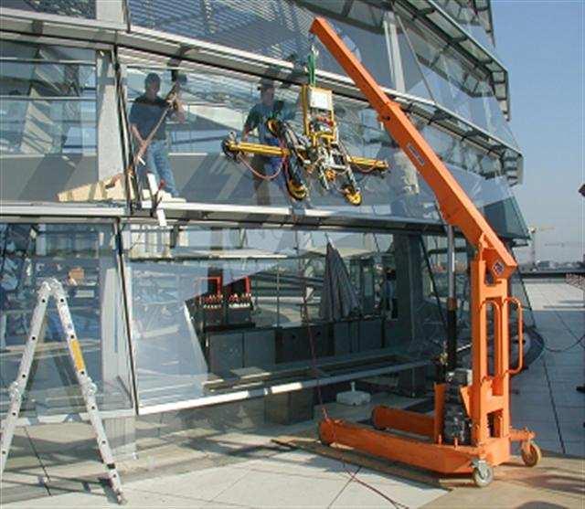 GLASSBOY 2500 The largest hand pump operated compact floor hoist for up to 2500Kgs of glass.