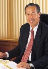 Beliau menyertai Telekom Malaysia pada bulan April 1988 sebagai Ketua Akauntan dan seterusnya dinaikkan pangkat ke Pengurus Besar Kanan Kewangan Korporat sebelum dilantik sebagai Ketua Pegawai