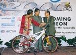 26 januari YAB. Dato Seri Abdullah Ahmad Badawi, Timbalan Perdana Menteri telah merasmikan permulaan acara lumba basikal berprestij Le Tour de Langkawi 2000.