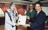 Mohd Ariffin Haji Aton, Presiden dan Ketua Eksekutif SIRIM QAS Sdn. Bhd. telah menyampaikan sijil-sijil tersebut kepada wakil-wakil bahagian.