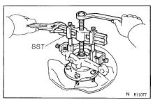 Torque: 125 N m (1,270 kgf cm, 92 ft lbf) (c) Using SST, remove the steering knuckle from the upper and lower suspension arms.