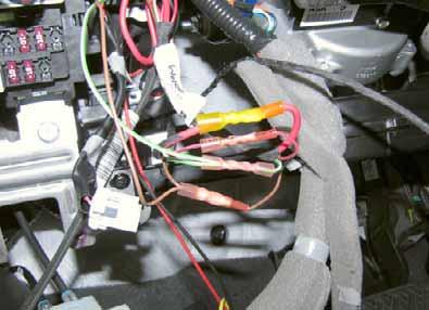 Connect the wiring harness of the fuse holder for the passenger compartment with the wiring harness of the heater according to the circuit diagram such that the
