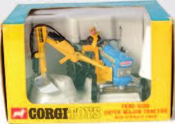 74, Ford 5000 Super Major tractor with hydraulic scoop, blue tractor, yellow arm, silver scoop, window box with one corner repaired (NM-M,BVG) 80-120 Lot 1678 Lot 1679 Lot 1681 1681 Corgi, Gift Set