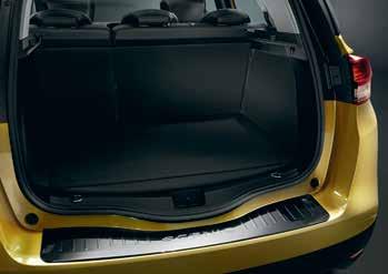 It folds and unfolds easily, adapting to the position of the rear seats.
