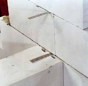 3 Müürisidemed tuleb paigaldada nii, et nad asuksid ük-steisega liituvate seinte otspindade suhtes täisnurga all. Minimaalne sidumispikkus peab sõltuvalt müürisideme pikkusest olema 130 140 mm.