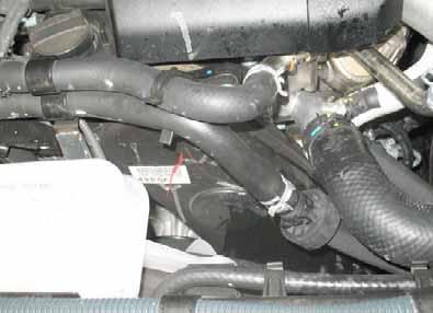 engine outlet and heat exchanger inlet H Hose bracket Align black (sw) rubber