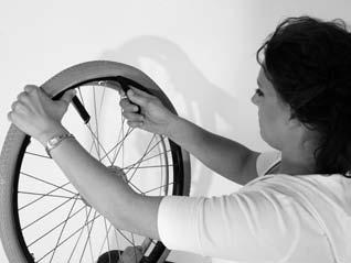 84 85 86 87 Inflating Check around the tyre on both sides to ensure that the tube is not clamped between the edge of the tyre and the