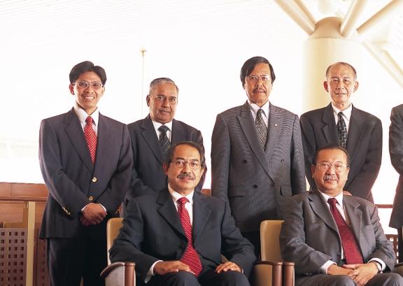LAPORAN TAHUNAN 2001/2002 lembaga pengarah Duduk dari kiri ke kanan Y.Bhg. Dato Md. Nor Bin Md. Yusof Pengarah Urusan Y.Bhg. Tan Sri Dato Seri Azizan Bin Zainul Abidin Pengerusi Y.Bhg. Dato Zaharaah Binti Shaari Pengarah Berdiri dari kiri ke kanan Y.