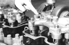 Slave piston adjustment must be performed when with the engine not running. The engine temperature should be cold (below 140 o F or 60 o C) and stabilized. Figure 3-7 1.