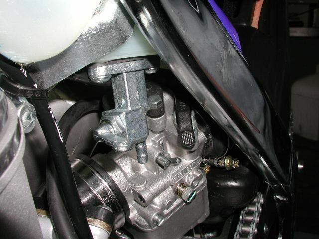 Rotate the carburetor so that the choke lever operates properly.