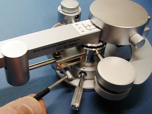 6-8. Arm lift (cueing device) The silicone oil dampened tonearm lift is provided.