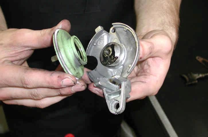 - DETACH THE DIAPHRAGM FROM THE EXHAUST VALVE BODY PULLING IT BY HAND (see Fig.36).