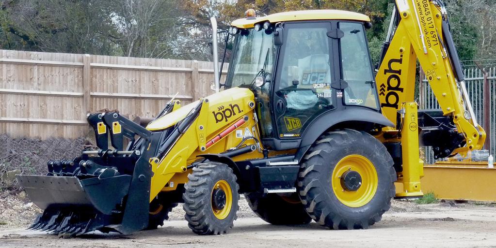 Ideal for road and site use, the JCB 3CX Backhoe Loader is ideal for your excavator and utility work requirements.