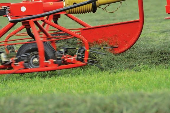 The windrow width can be adjusted with the crop deflectors. Clean separation from the spread crop allows windrowing across the full working width of 300 cm (9 10 ).