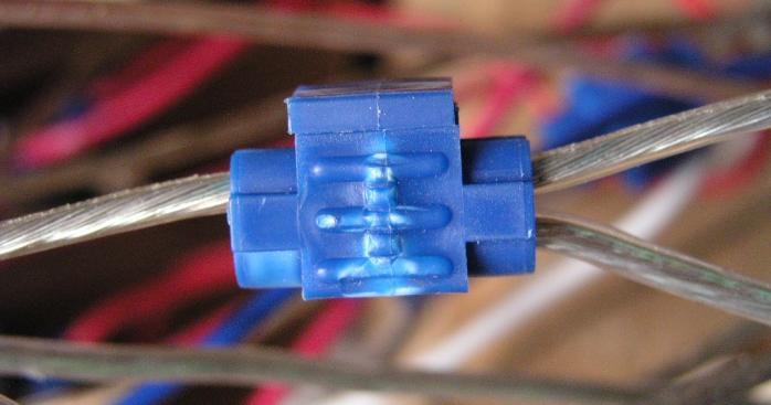 pliers, close the lid and you re done. The picture below shows a finished 3-way splice.