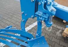 A shear bolt device with quick adjustment of the working angle of the individual bodies is available as an option for the skimmer on EurOpal and VariOpal ploughs.