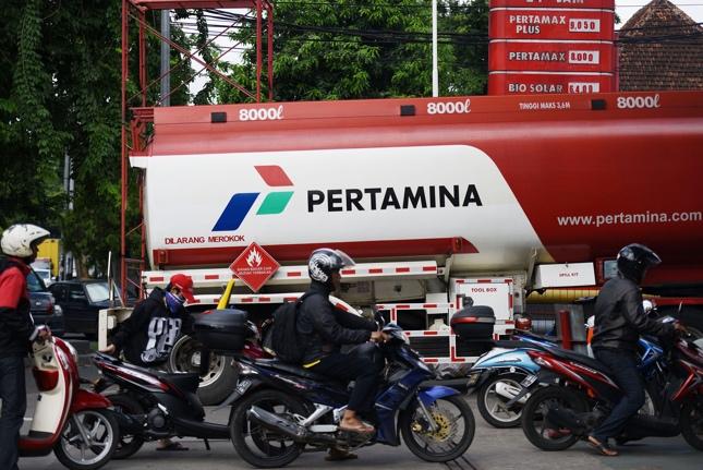 Playing a Critical Role in Indonesia s Energy Sector 1,2,4 Key part of the Government of Indonesia s regulatory and control framework for the petroleum industry Pertamina operates: 2,688 wells,