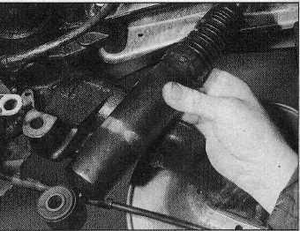 10 12 Suspension and steering 13.5a Withdraw the shock absorber lower mounting bolt... the shock absorber out from underneath the vehicle (see illustrations).