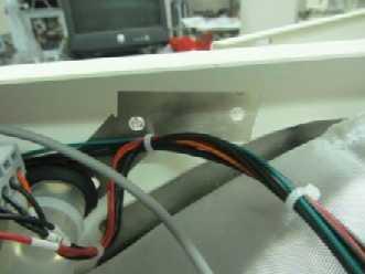 Cut the tie wrap at the other end of the flexible tubing (5) and on the