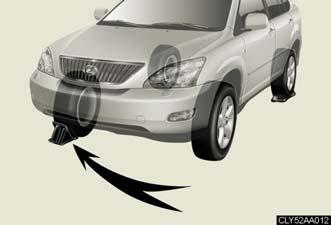 5-2. Steps to take in an emergency Replacing a flat tire STEP 1 STEP 2 Chock the tires.