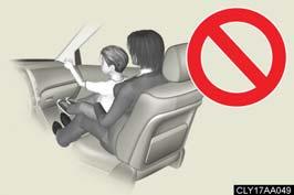 1 l Do not allow a child to sit on the knees of a front passenger