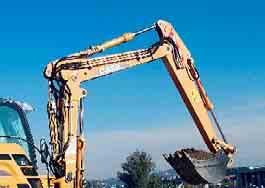 The machine has hydraulic boom offset to allow working against walls and other obstructions.