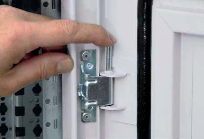 The doors of wall-mounting enclosures (H < 1595 mm) are supplied with 2 locking handles to be fitted.